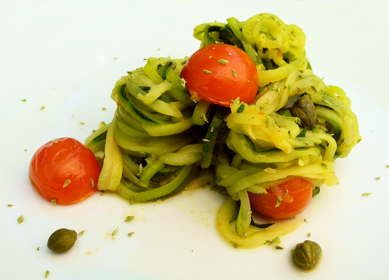 Spaghetti di zucchine con pomodorini e capperi – La Via Macrobiotica